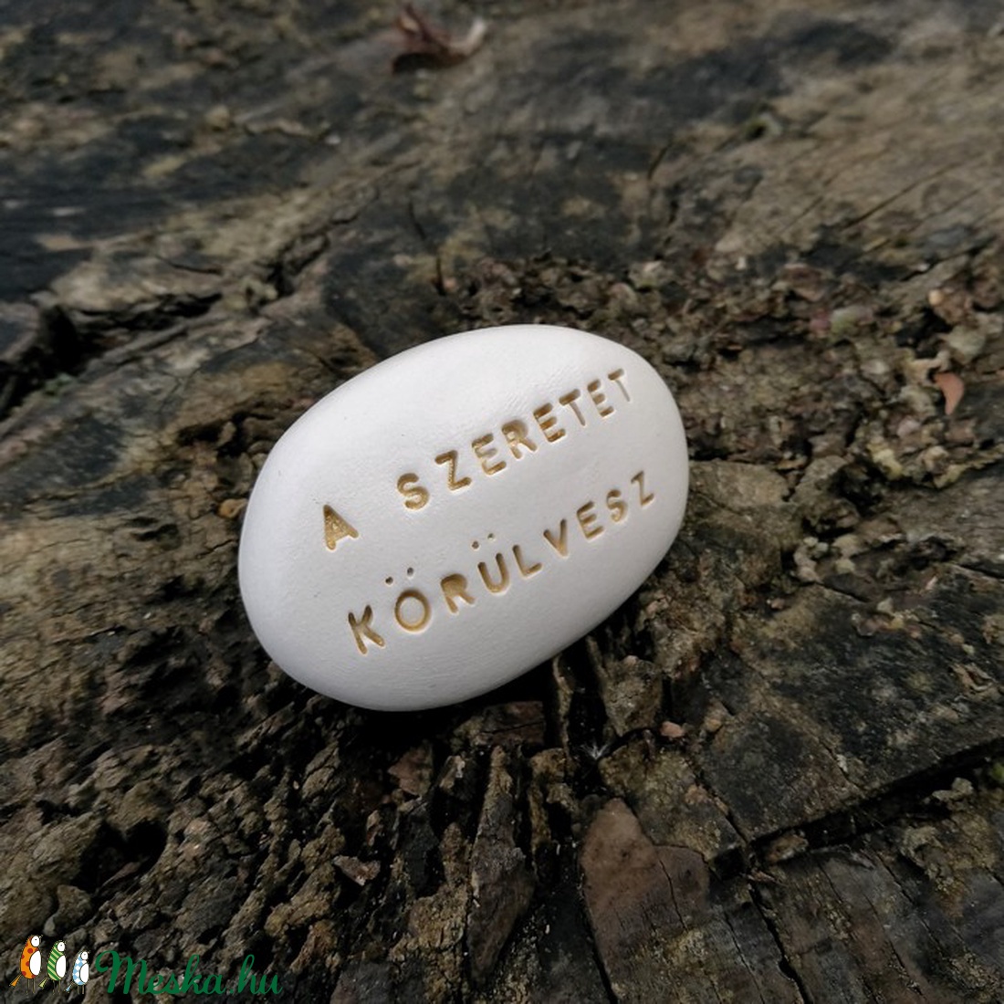 A SZERETET KÖRÜLVESZ - Varázskavics arany -  - Meska.hu