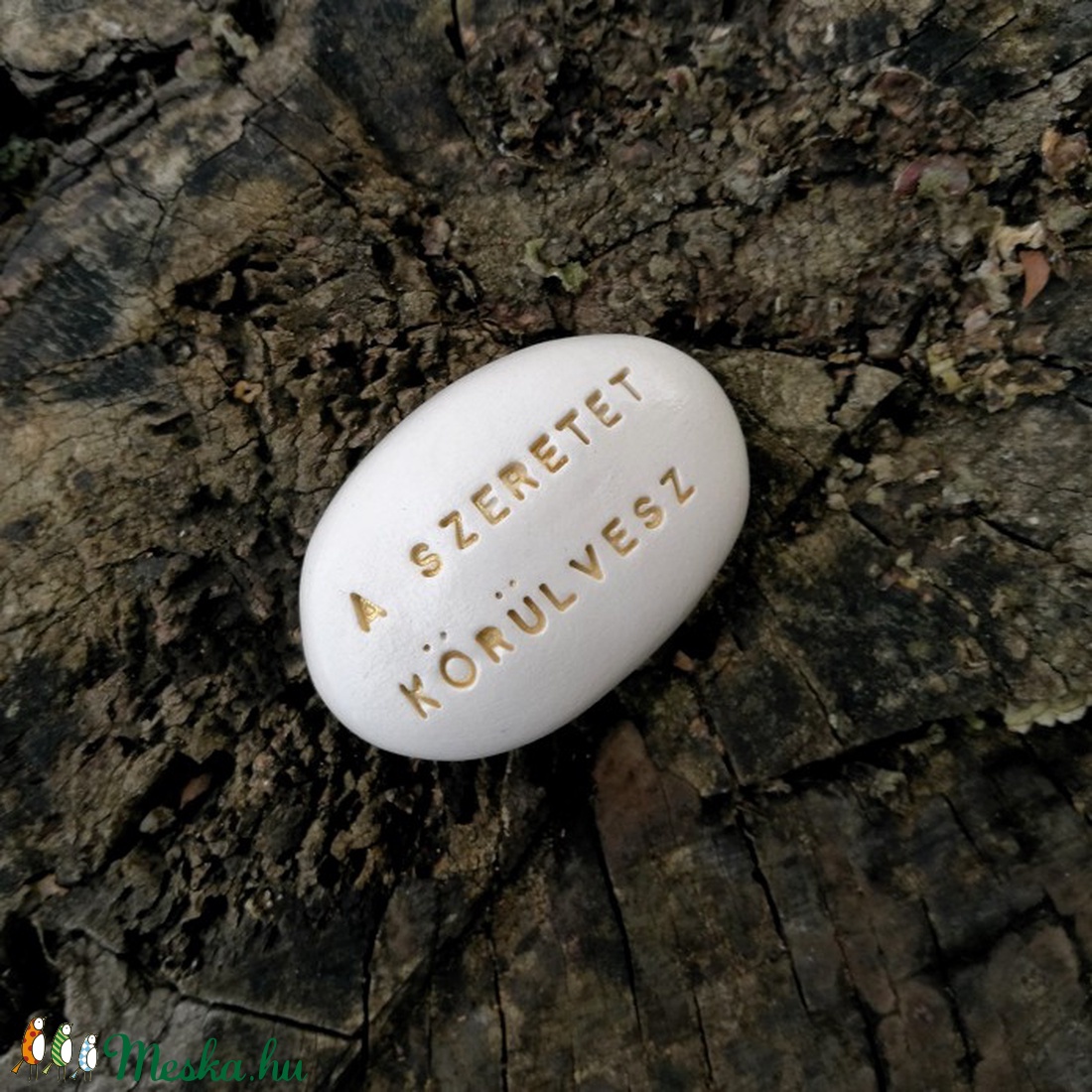 A SZERETET KÖRÜLVESZ - Varázskavics arany -  - Meska.hu