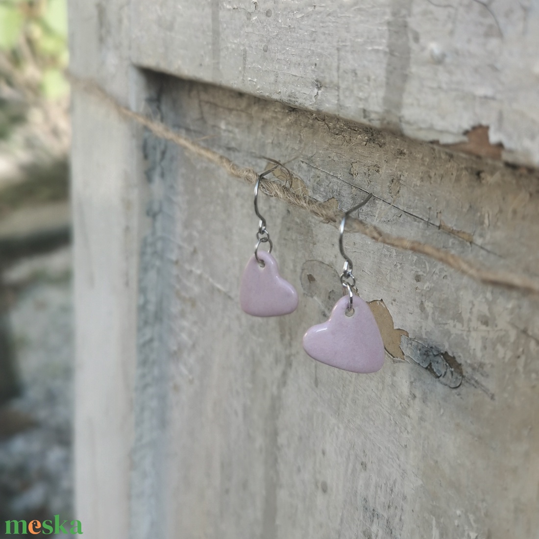 Kerámia fülbevaló, szivecske forma, púder rózsaszín - ékszer - fülbevaló - lógó fülbevaló - Meska.hu