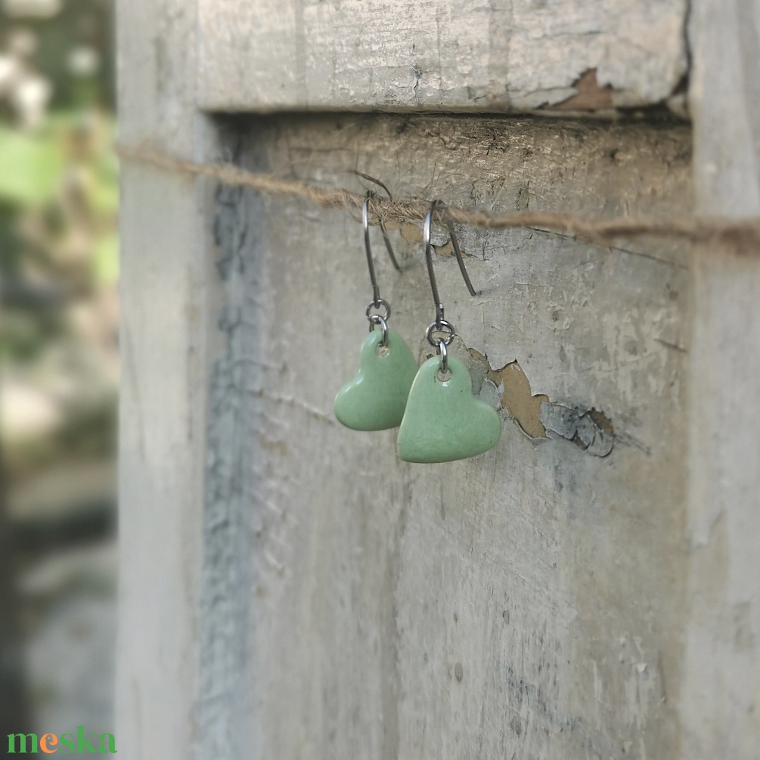 Kerámia fülbevaló, szivecske forma, halvány pisztácia zöld - ékszer - fülbevaló - lógó fülbevaló - Meska.hu
