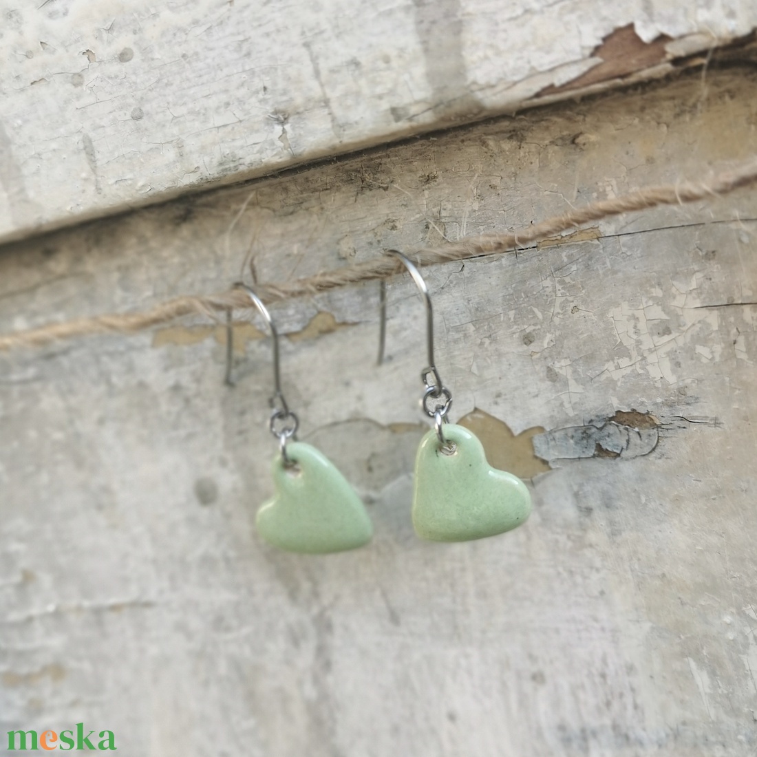 Kerámia fülbevaló, szivecske forma, halvány pisztácia zöld - ékszer - fülbevaló - lógó fülbevaló - Meska.hu