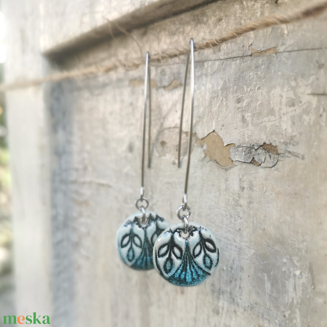 Ragyogó türkiz kerámia fülbevaló leveles mintával - ékszer - fülbevaló - lógó fülbevaló - Meska.hu