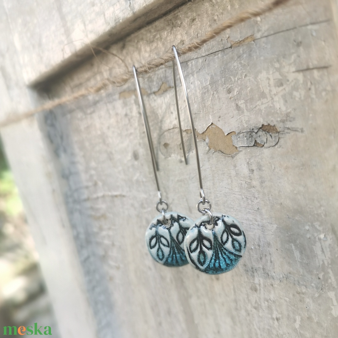 Ragyogó türkiz kerámia fülbevaló leveles mintával - ékszer - fülbevaló - lógó fülbevaló - Meska.hu