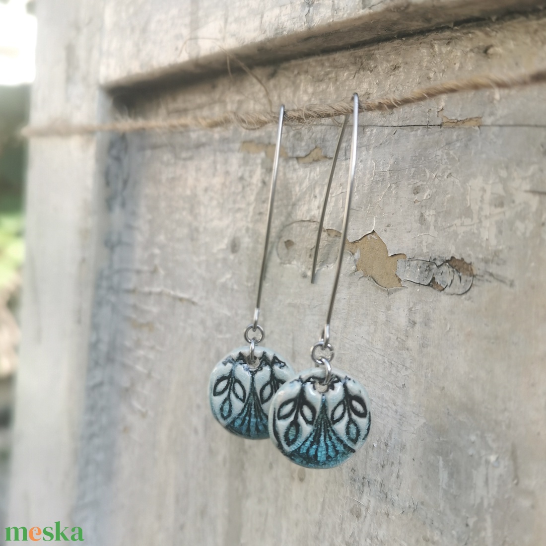 Ragyogó türkiz kerámia fülbevaló leveles mintával - ékszer - fülbevaló - lógó fülbevaló - Meska.hu