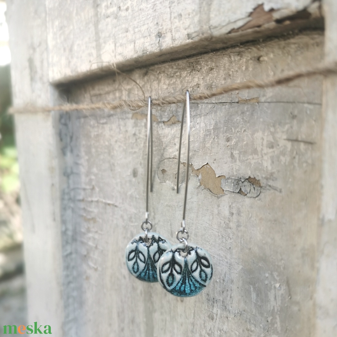 Ragyogó türkiz kerámia fülbevaló leveles mintával - ékszer - fülbevaló - lógó fülbevaló - Meska.hu