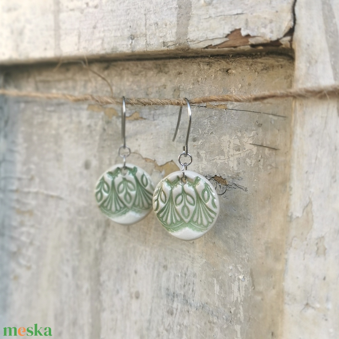 Leveles, mintás kerámia fülbevaló világoszöld színben - ékszer - fülbevaló - lógó fülbevaló - Meska.hu