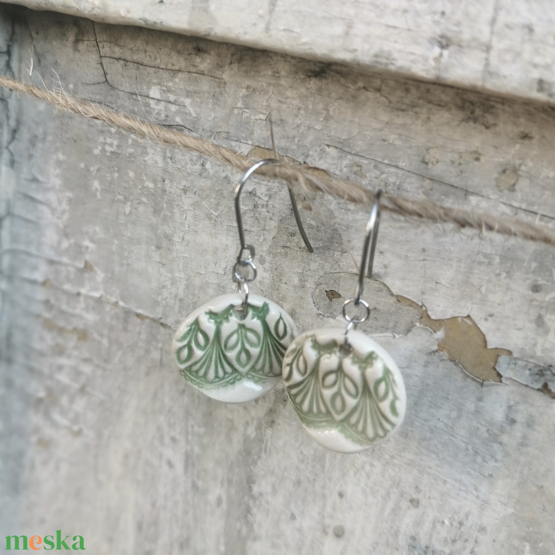 Leveles, mintás kerámia fülbevaló világoszöld színben - ékszer - fülbevaló - lógó fülbevaló - Meska.hu