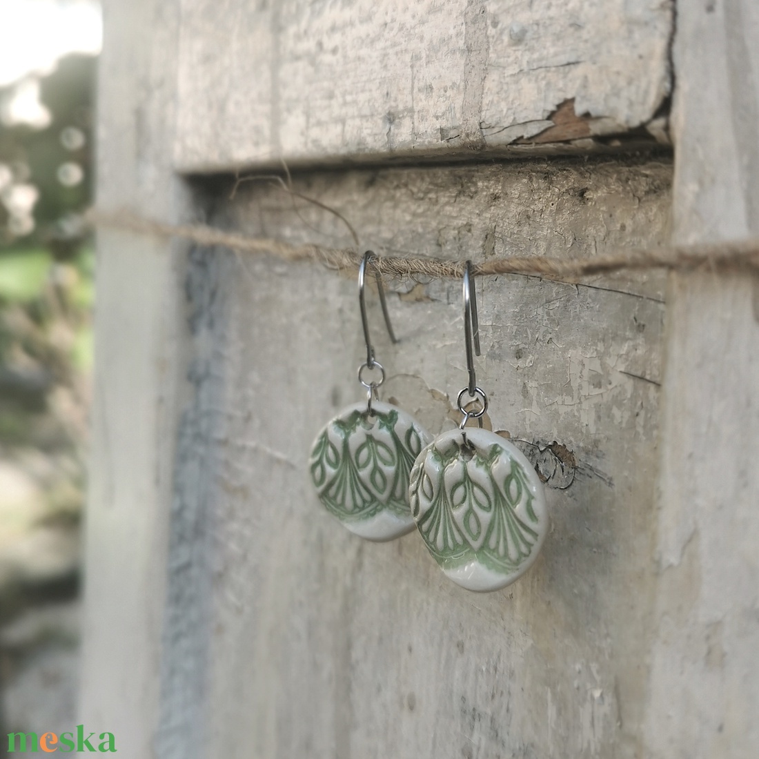 Leveles, mintás kerámia fülbevaló világoszöld színben - ékszer - fülbevaló - lógó fülbevaló - Meska.hu