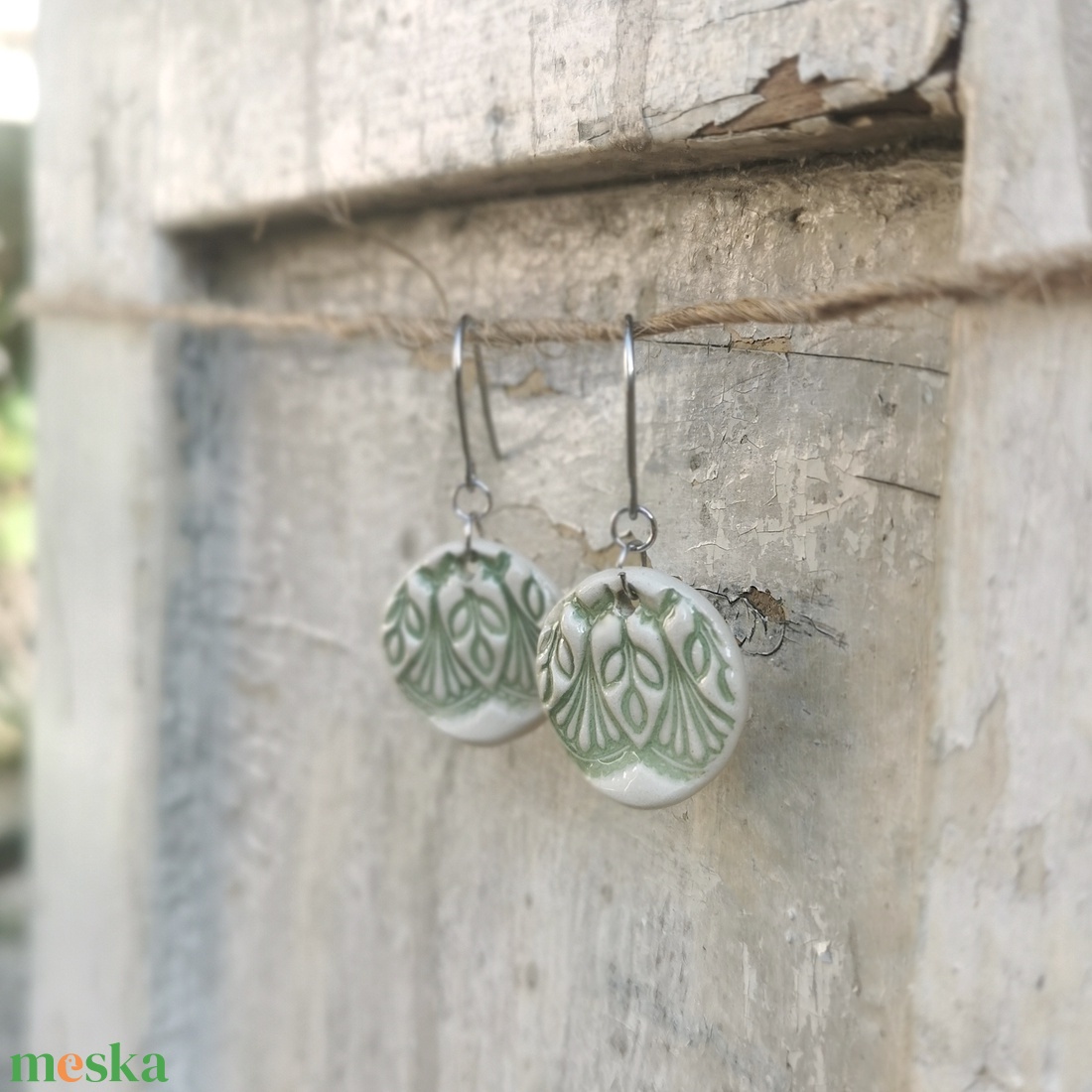 Leveles, mintás kerámia fülbevaló világoszöld színben - ékszer - fülbevaló - lógó fülbevaló - Meska.hu