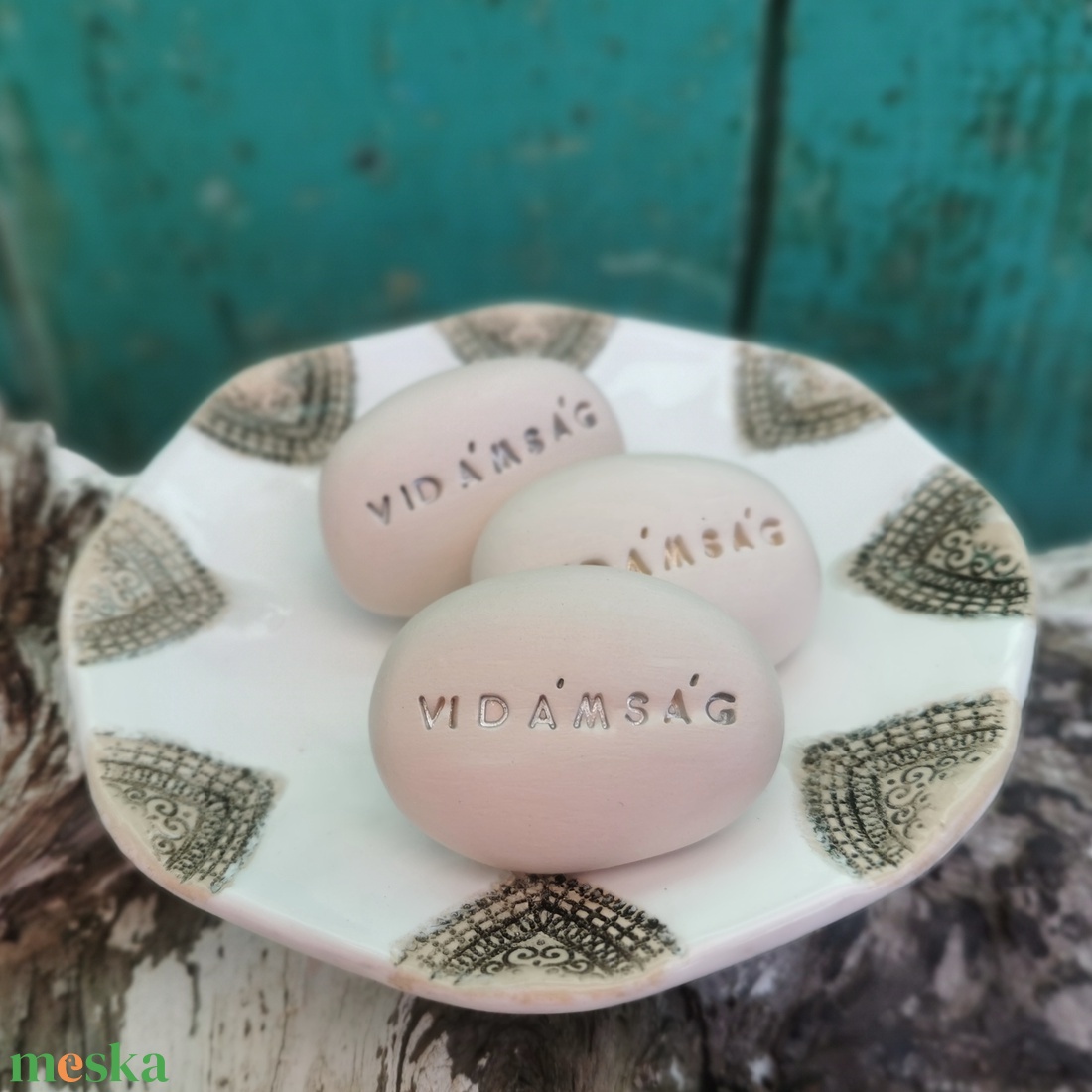 VIDÁMSÁG - Kerámia Varázskavics üzenettel, motivációs felirattal - esküvő - emlék & ajándék - köszönőajándék - Meska.hu