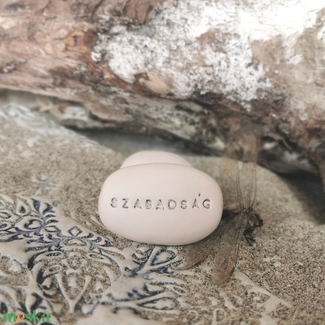 SZABADSÁG - Kerámia Varázskavics üzenettel, motivációs felirattal - esküvő - emlék & ajándék - köszönőajándék - Meska.hu