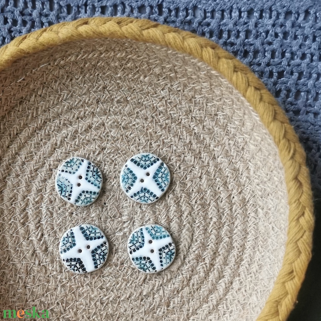 KERÁMIA GOMBOK - Türkiz-fehér mintás / 4 db-os csomag - kellékek & szerszámok - rövidáru - gomb - kerámia gomb - Meska.hu