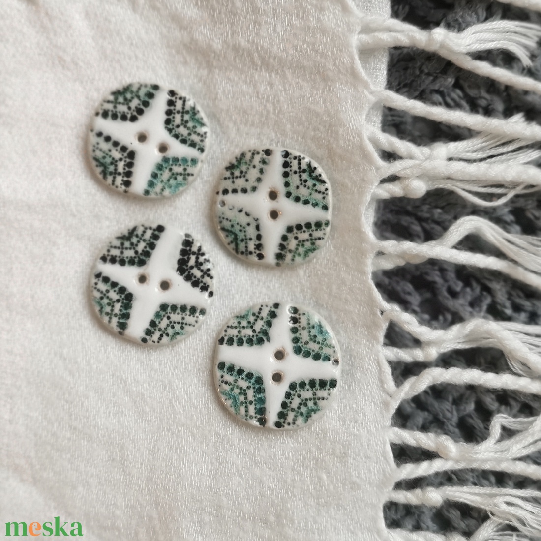 KERÁMIA GOMBOK - Türkiz-fehér mintás / 4 db-os csomag - kellékek & szerszámok - rövidáru - gomb - kerámia gomb - Meska.hu