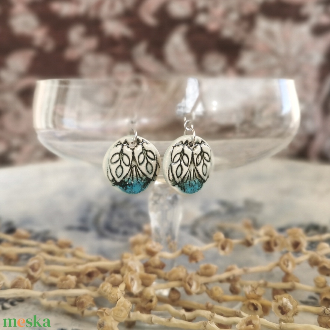 Ragyogó türkiz-krémfehér handmade kerámia fülbevaló, leveles mintával - ékszer - fülbevaló - lógó fülbevaló - Meska.hu