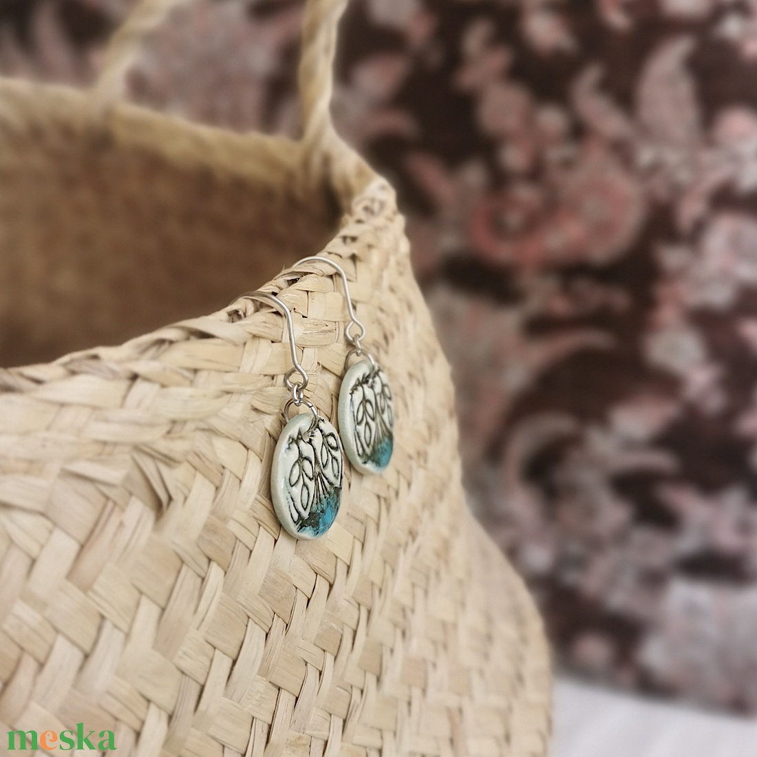 Ragyogó türkiz-krémfehér handmade kerámia fülbevaló, leveles mintával - ékszer - fülbevaló - lógó fülbevaló - Meska.hu