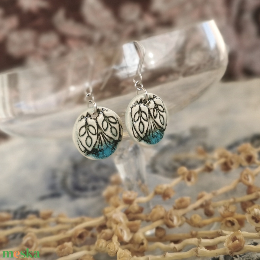 Ragyogó türkiz-krémfehér handmade kerámia fülbevaló, leveles mintával - ékszer - fülbevaló - lógó fülbevaló - Meska.hu