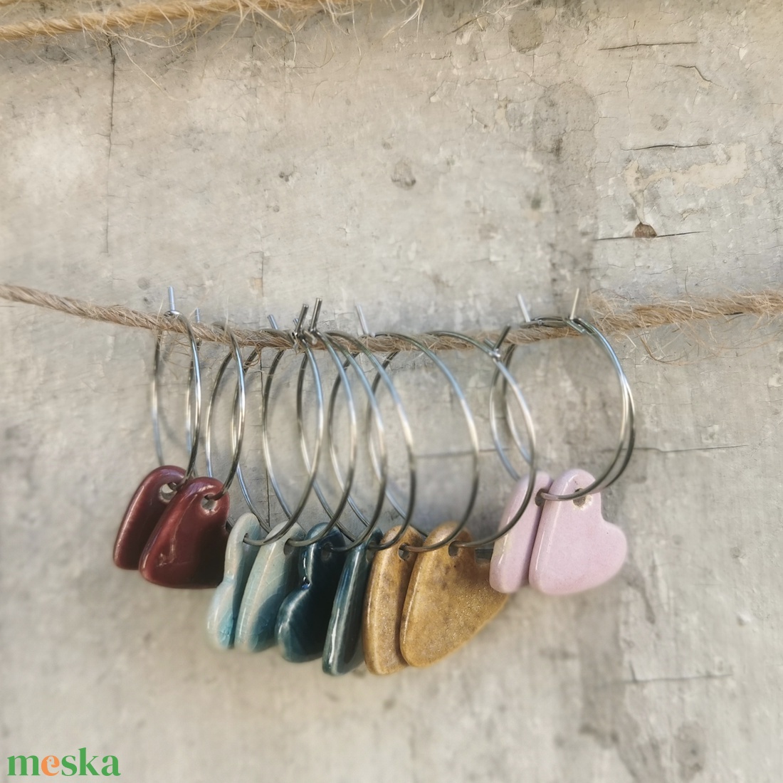 Kerámia fülbevaló, szivecske forma, bordó színben - ékszer - fülbevaló - lógó fülbevaló - Meska.hu