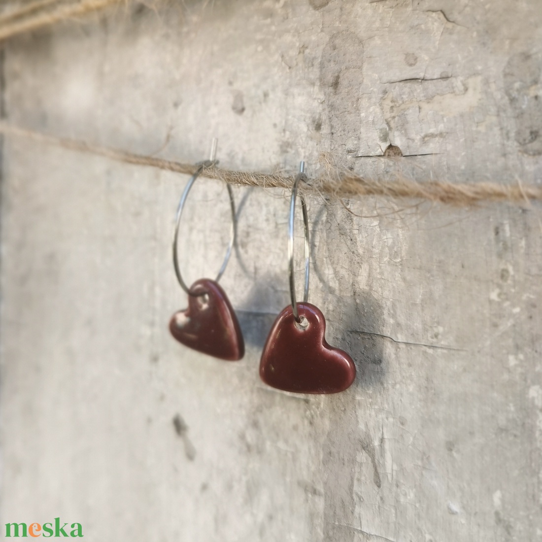 Kerámia fülbevaló, szivecske forma, bordó színben - ékszer - fülbevaló - lógó fülbevaló - Meska.hu