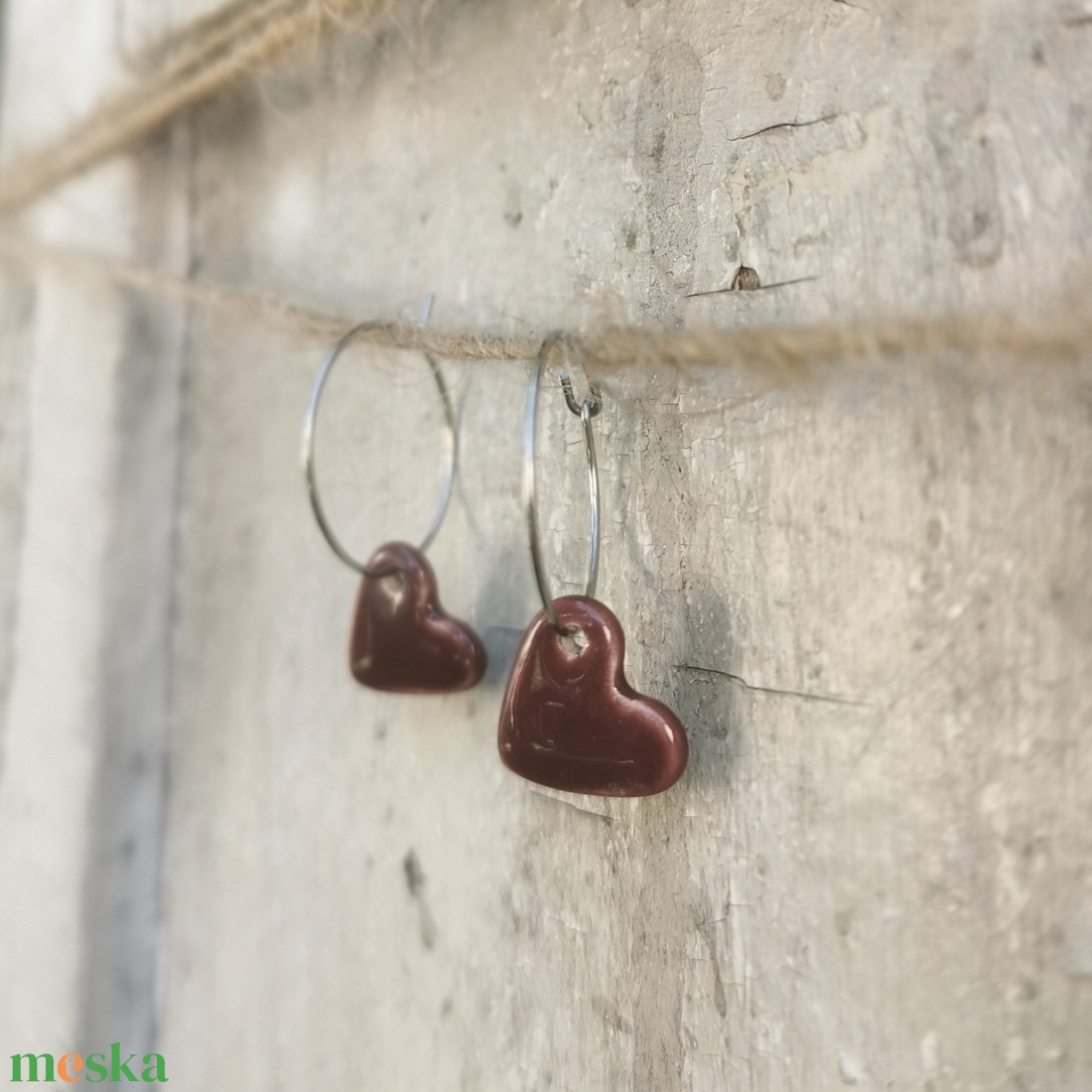 Kerámia fülbevaló, szivecske forma, bordó színben - ékszer - fülbevaló - lógó fülbevaló - Meska.hu