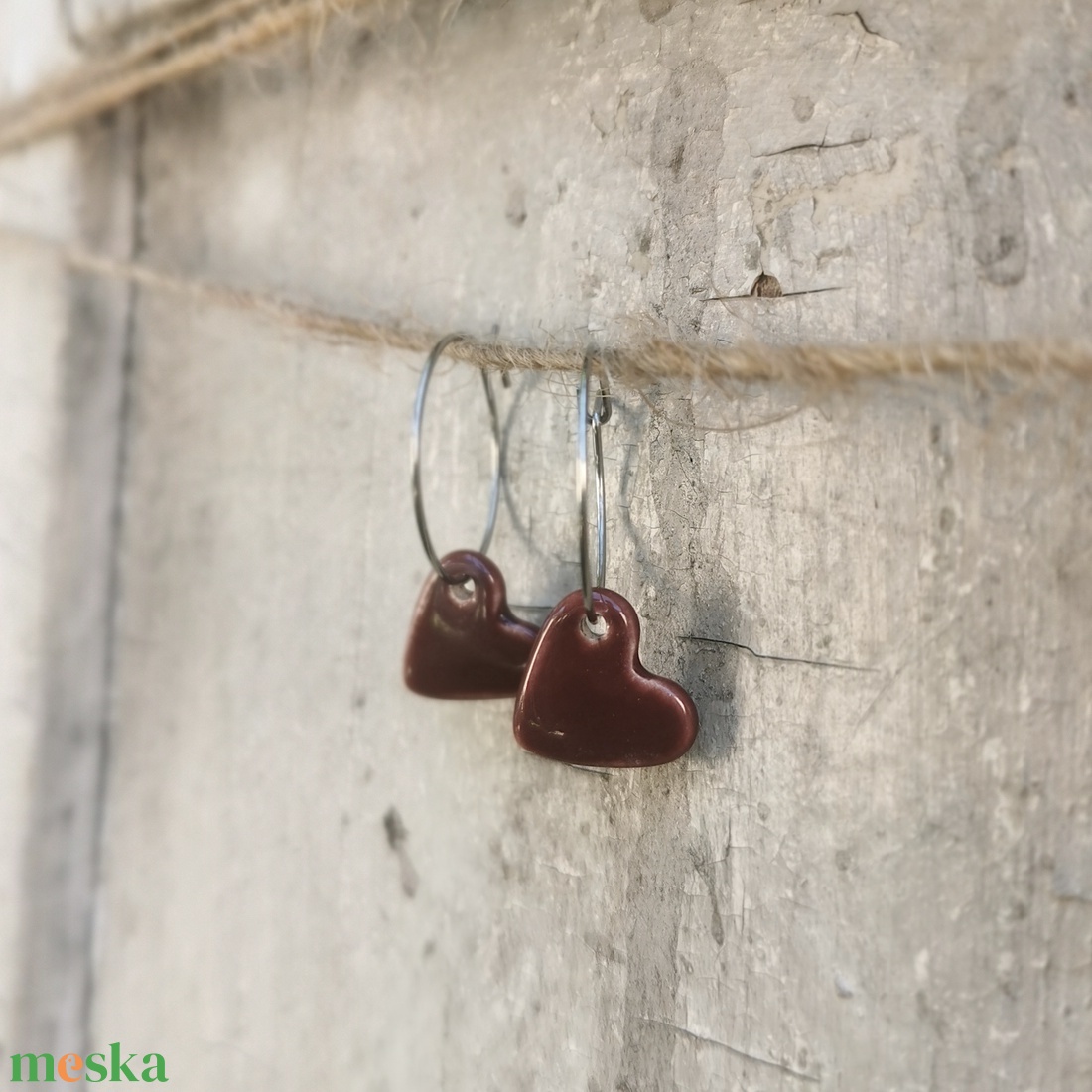 Kerámia fülbevaló, szivecske forma, bordó színben - ékszer - fülbevaló - lógó fülbevaló - Meska.hu