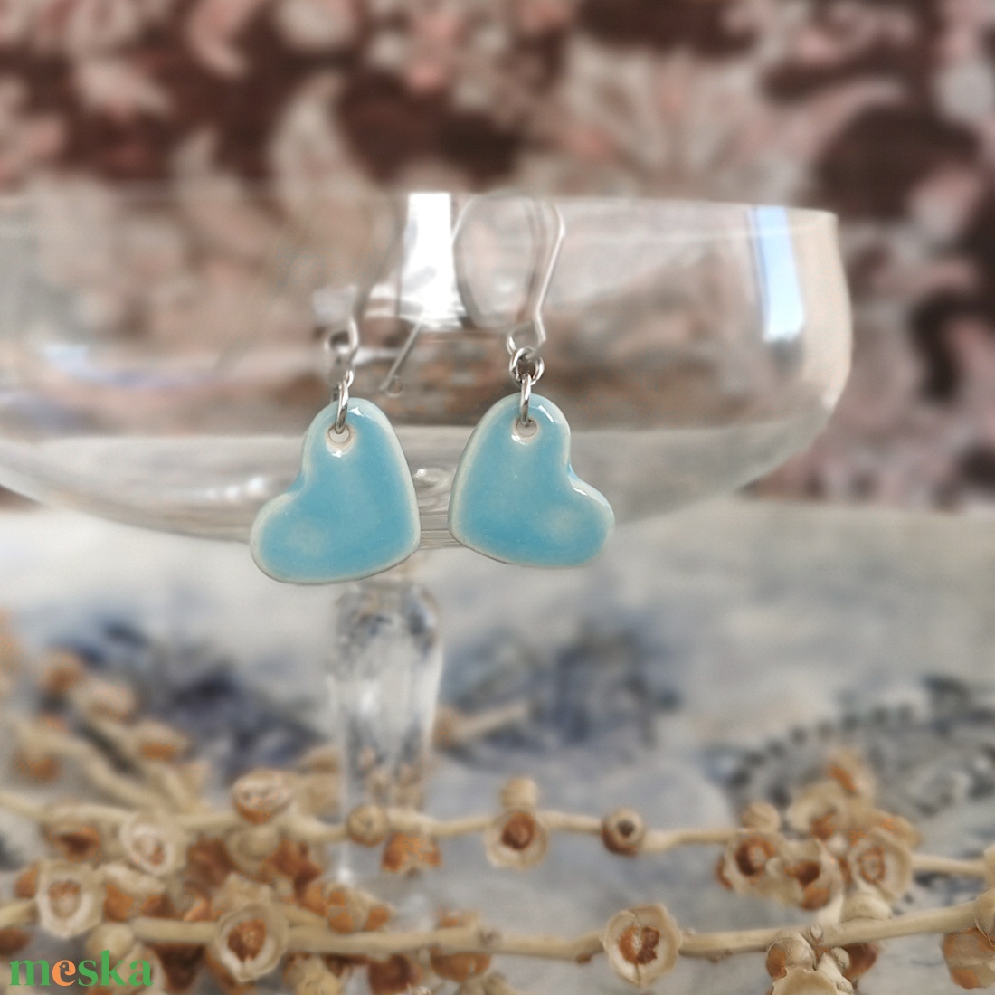 Kerámia fülbevaló, szivecske forma, világoskék színbebn - ékszer - fülbevaló - lógó fülbevaló - Meska.hu
