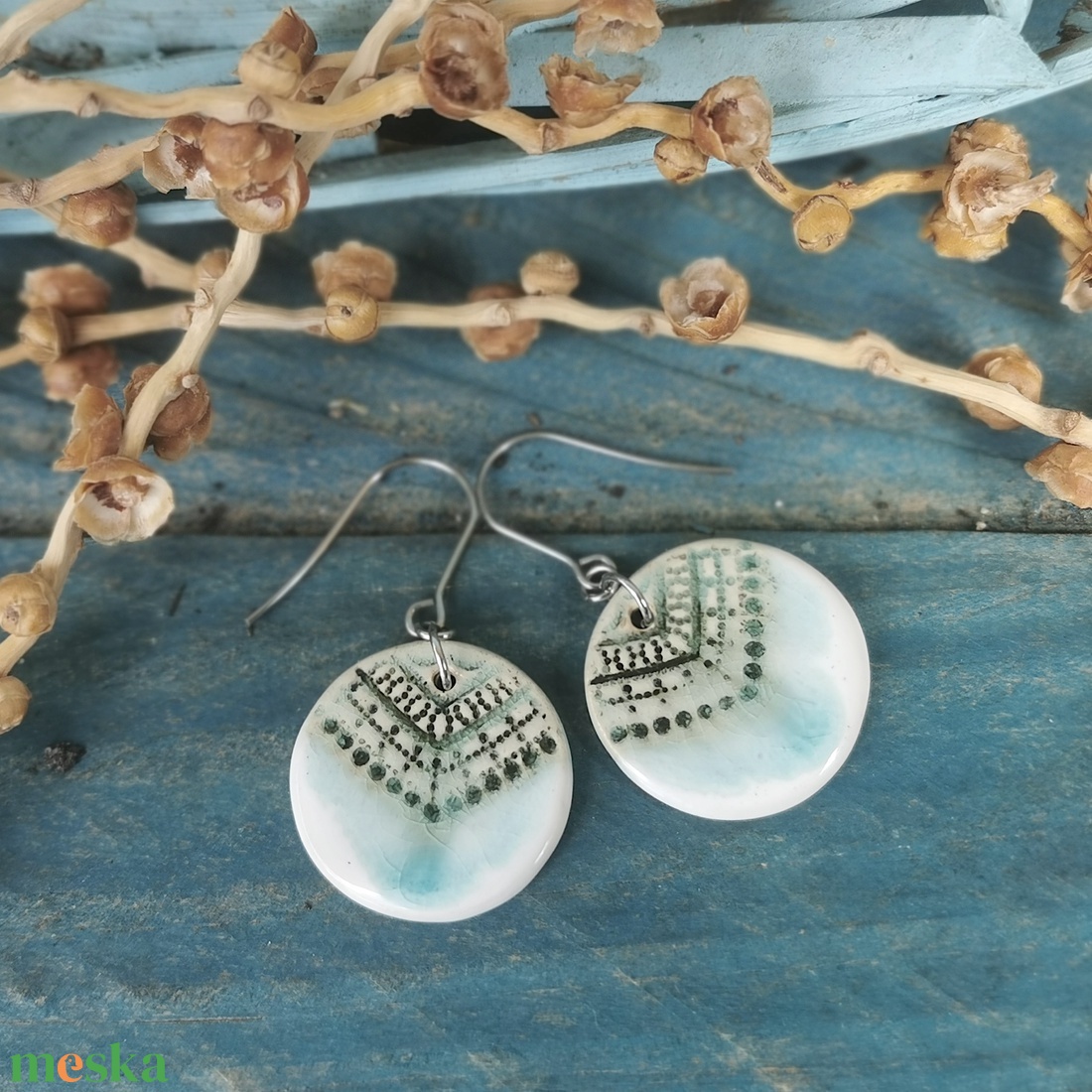 Rusztikus handmade kerámia fülbevaló türkiz-fehér színekben - ékszer - fülbevaló - lógó fülbevaló - Meska.hu