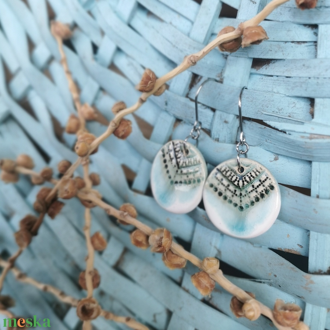 Rusztikus handmade kerámia fülbevaló türkiz-fehér színekben - ékszer - fülbevaló - lógó fülbevaló - Meska.hu