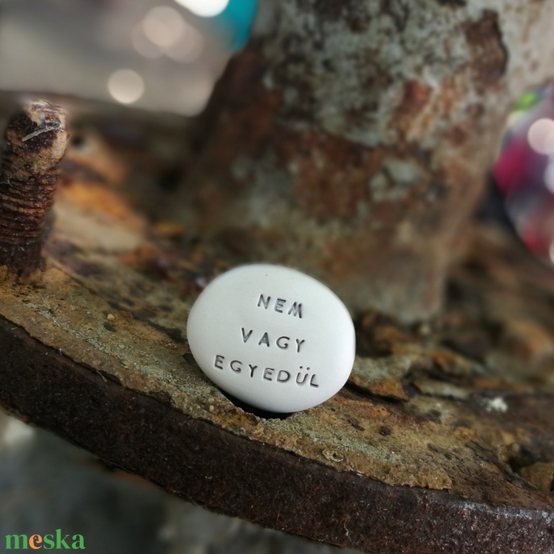 NEM VAGY EGYEDÜL - Kerámia Varázskavics üzenettel, motivációs felirattal - esküvő - emlék & ajándék - köszönőajándék - Meska.hu