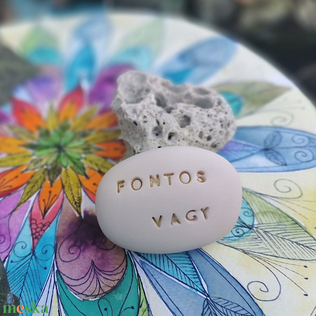 FONTOS VAGY - Kerámia Varázskavics üzenettel, motivációs felirattal - esküvő - emlék & ajándék - köszönőajándék - Meska.hu