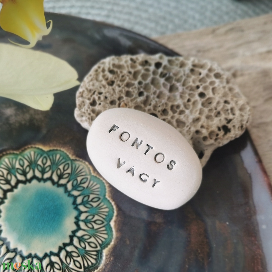 FONTOS VAGY - Kerámia Varázskavics üzenettel, motivációs felirattal - esküvő - emlék & ajándék - köszönőajándék - Meska.hu