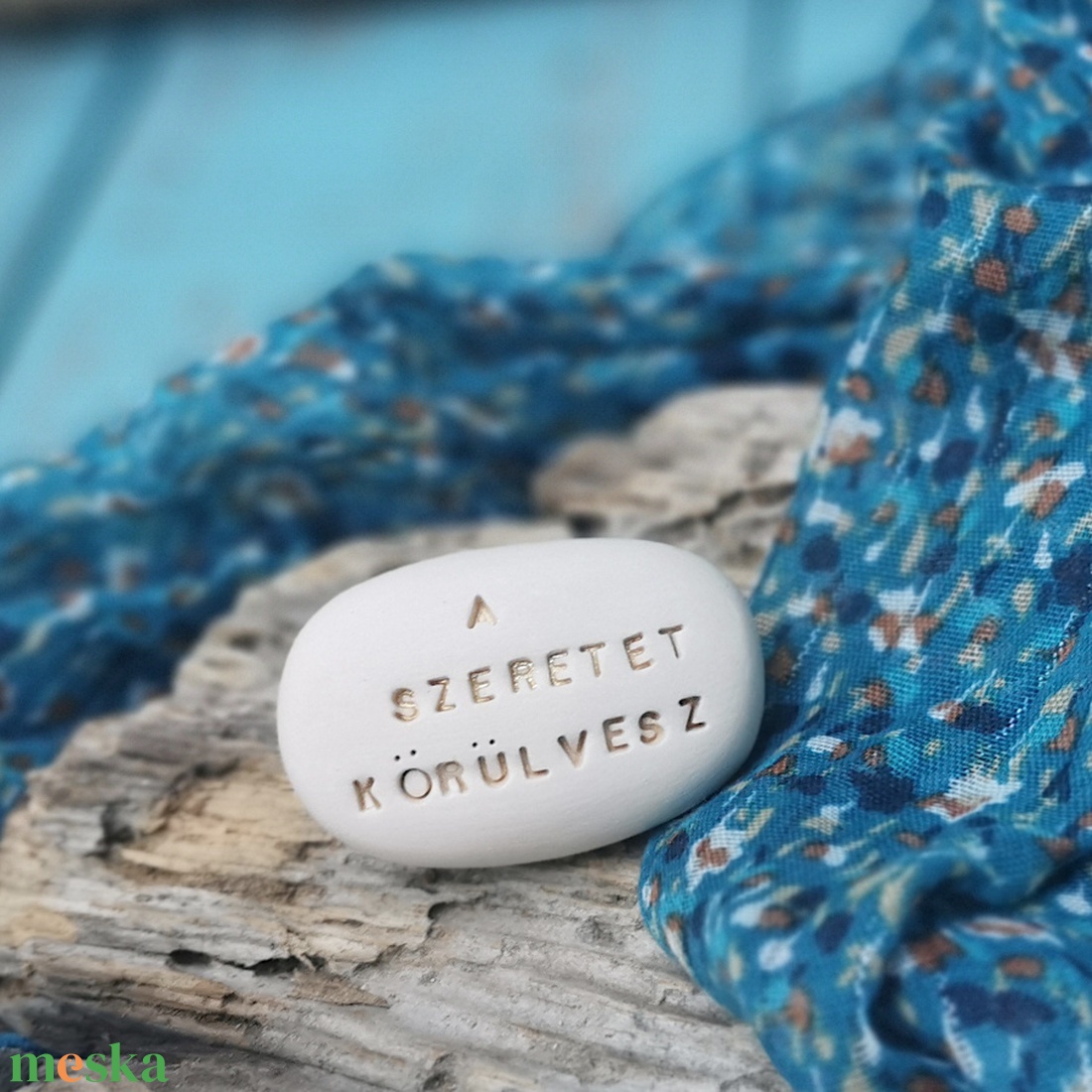 A SZERETET KÖRÜLVESZ - Kerámia Varázskavics üzenettel, motivációs felirattal - esküvő - emlék & ajándék - köszönőajándék - Meska.hu