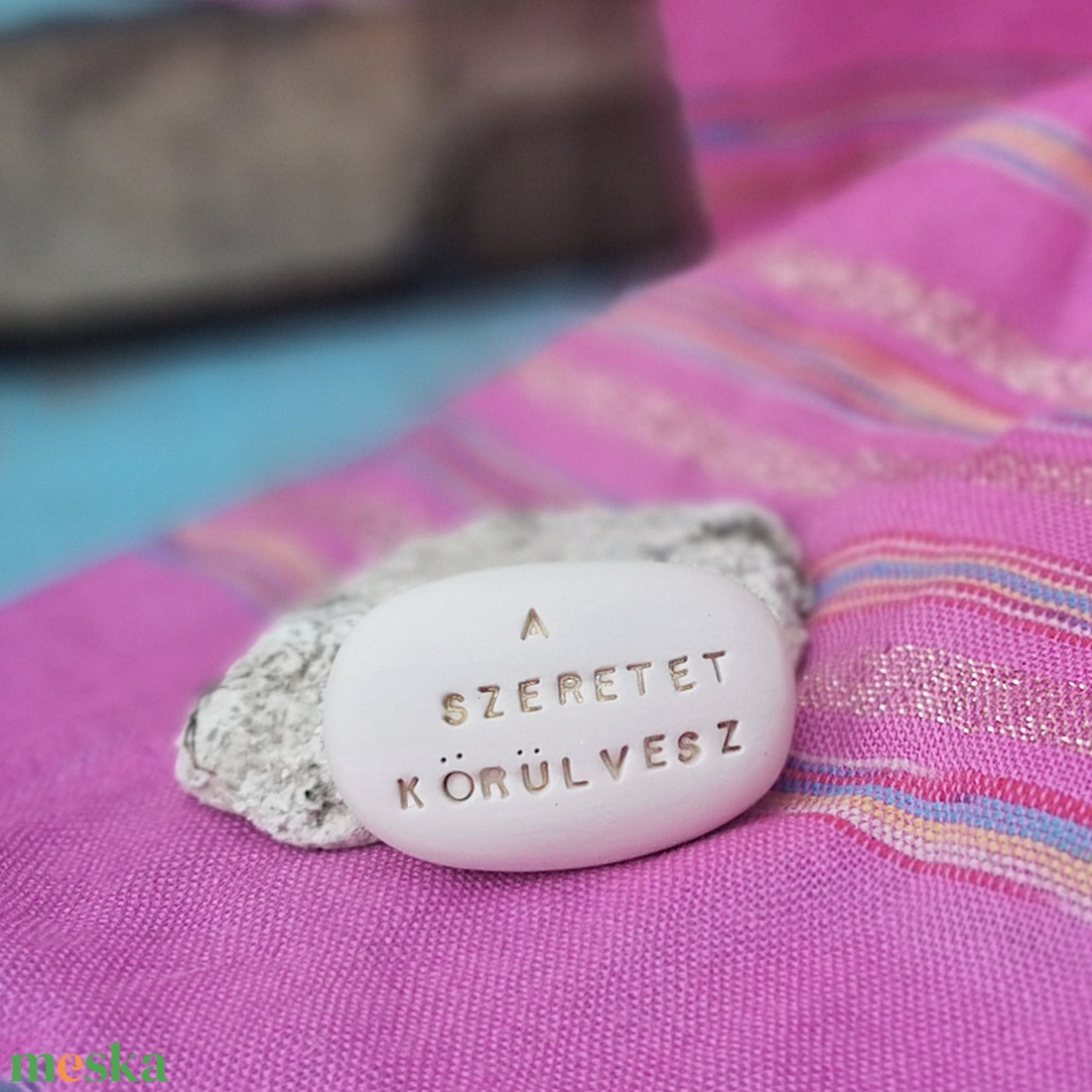 A SZERETET KÖRÜLVESZ - Kerámia Varázskavics üzenettel, motivációs felirattal - esküvő - emlék & ajándék - köszönőajándék - Meska.hu