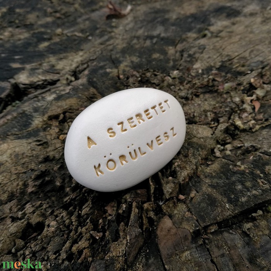 A SZERETET KÖRÜLVESZ - Kerámia Varázskavics üzenettel, motivációs felirattal - esküvő - emlék & ajándék - köszönőajándék - Meska.hu