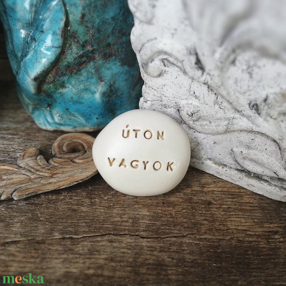 ÚTON VAGYOK - Kerámia Varázskavics üzenettel, motivációs felirattal - esküvő - emlék & ajándék - köszönőajándék - Meska.hu