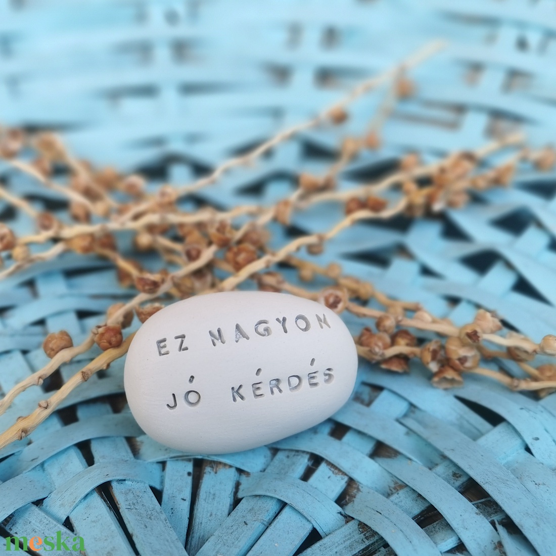 EZ NAGYON JÓ KÉRDÉS - Kerámia Varázskavics üzenettel, motivációs felirattal - esküvő - emlék & ajándék - köszönőajándék - Meska.hu
