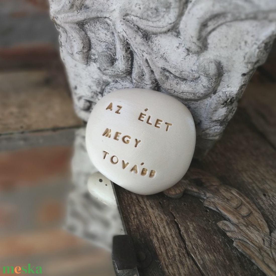 AZ ÉLET MEGY TOVÁBB - Kerámia Varázskavics üzenettel, motivációs felirattal - esküvő - emlék & ajándék - köszönőajándék - Meska.hu