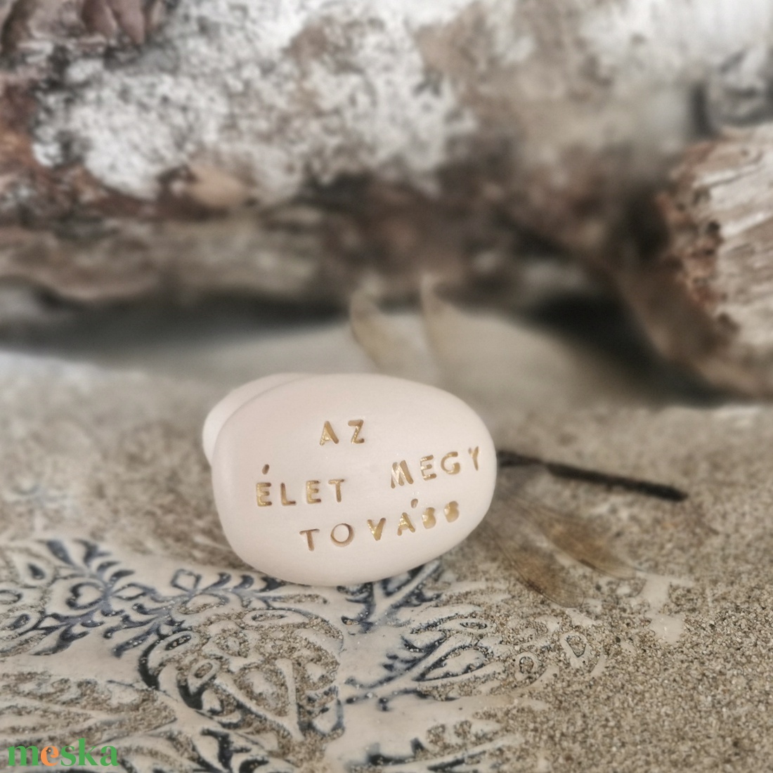 AZ ÉLET MEGY TOVÁBB - Kerámia Varázskavics üzenettel, motivációs felirattal - esküvő - emlék & ajándék - köszönőajándék - Meska.hu