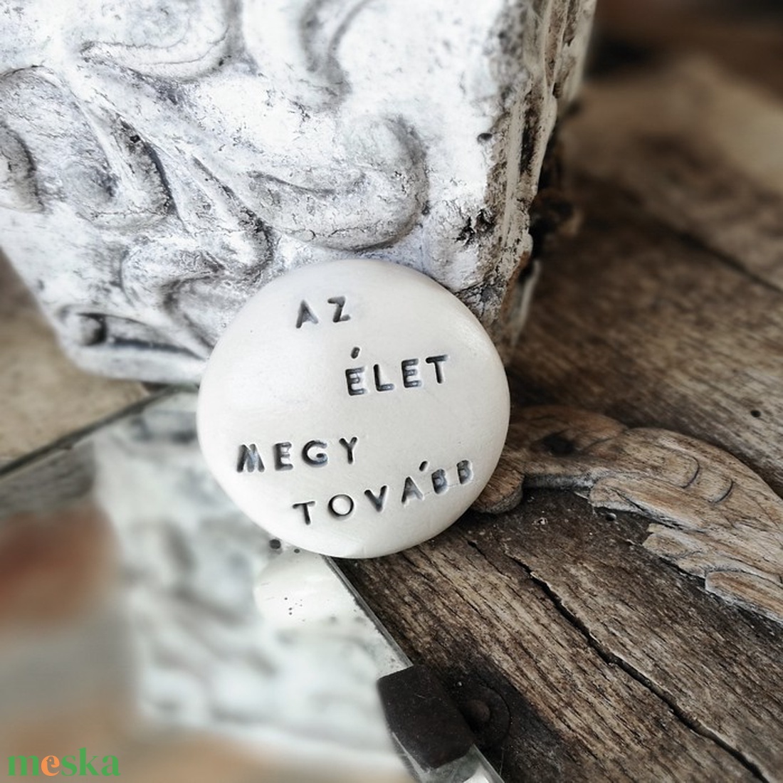 AZ ÉLET MEGY TOVÁBB - Kerámia Varázskavics üzenettel, motivációs felirattal - esküvő - emlék & ajándék - köszönőajándék - Meska.hu