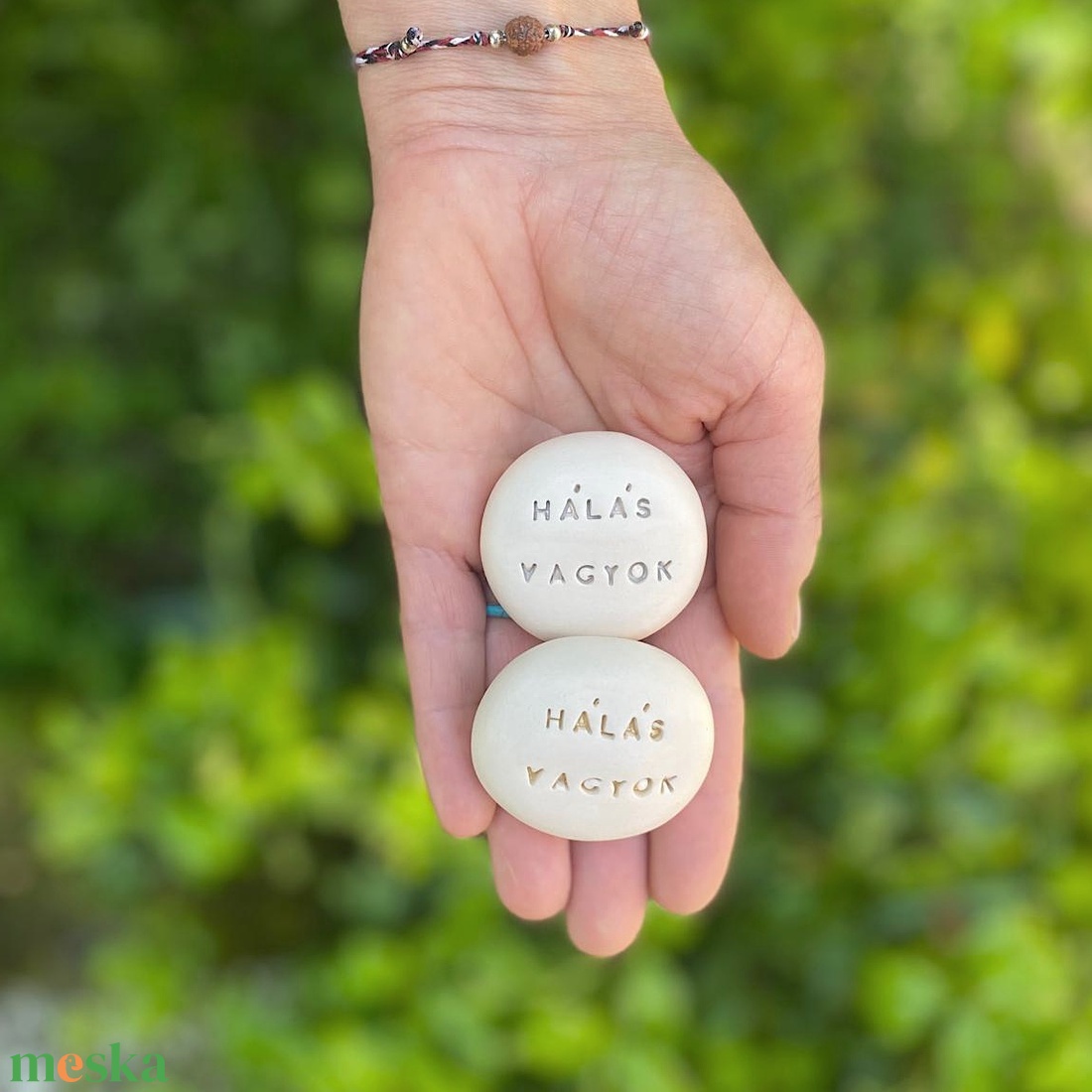 HÁLÁS VAGYOK - Kerámia Varázskavics üzenettel, motivációs felirattal - esküvő - emlék & ajándék - köszönőajándék - Meska.hu