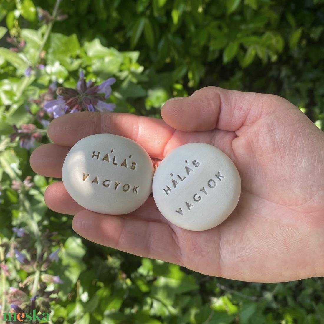 HÁLÁS VAGYOK - Kerámia Varázskavics üzenettel, motivációs felirattal - esküvő - emlék & ajándék - köszönőajándék - Meska.hu