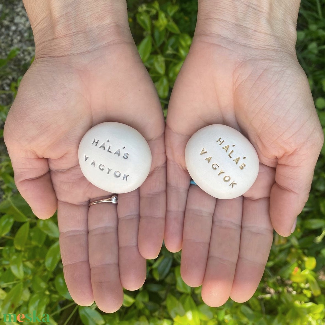 HÁLÁS VAGYOK - Kerámia Varázskavics üzenettel, motivációs felirattal - esküvő - emlék & ajándék - köszönőajándék - Meska.hu