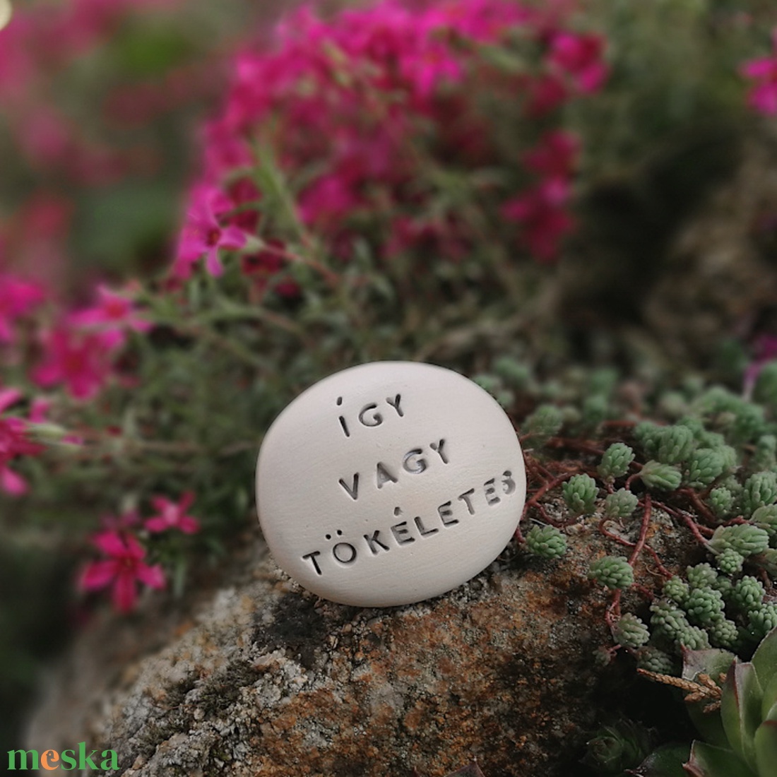 ÍGY VAGY TÖKÉLETES - Kerámia Varázskavics üzenettel, motivációs felirattal - esküvő - emlék & ajándék - köszönőajándék - Meska.hu