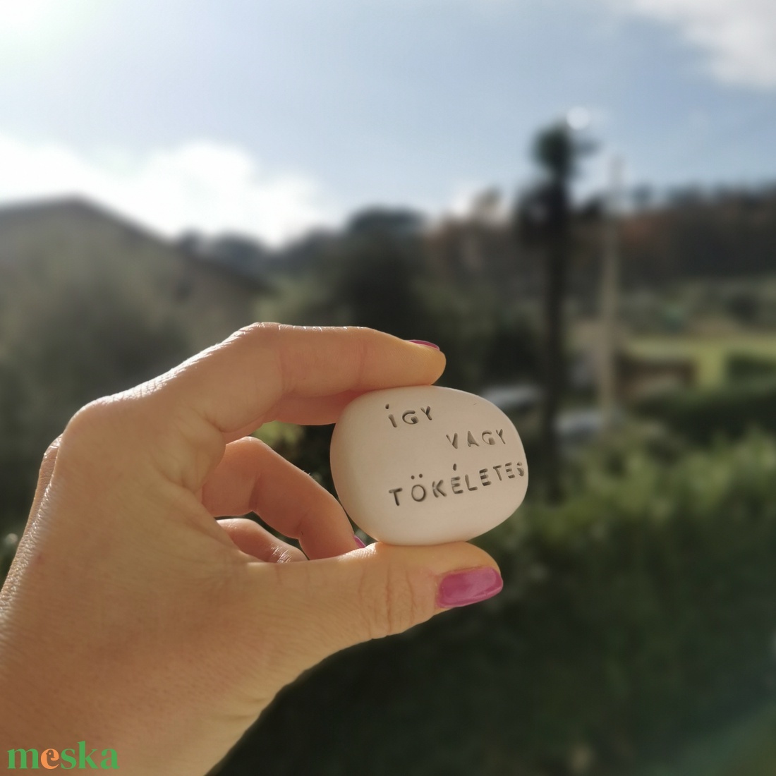 ÍGY VAGY TÖKÉLETES - Kerámia Varázskavics üzenettel, motivációs felirattal - esküvő - emlék & ajándék - köszönőajándék - Meska.hu
