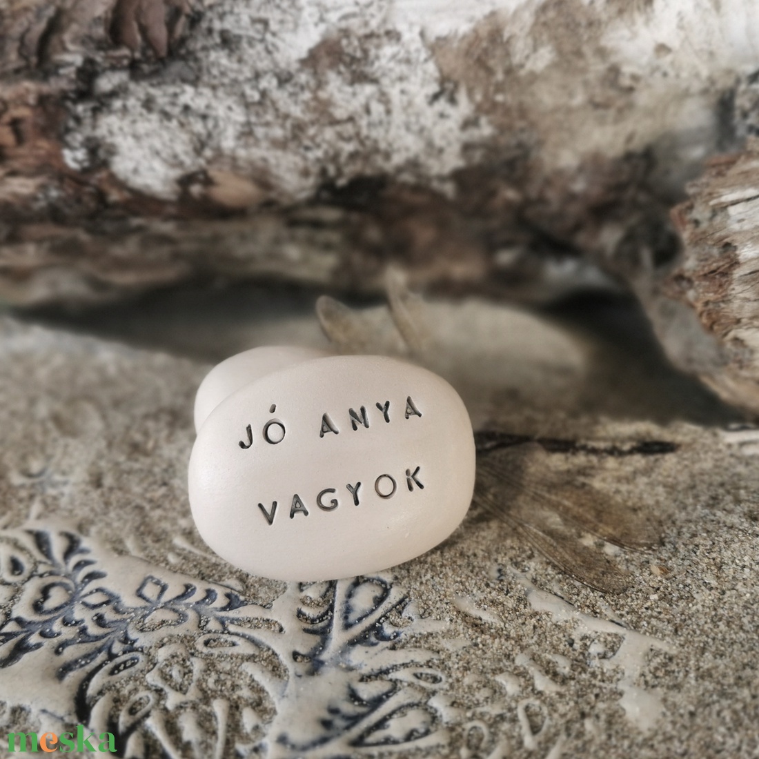JÓ ANYA VAGYOK - Kerámia Varázskavics üzenettel, motivációs felirattal - esküvő - emlék & ajándék - köszönőajándék - Meska.hu