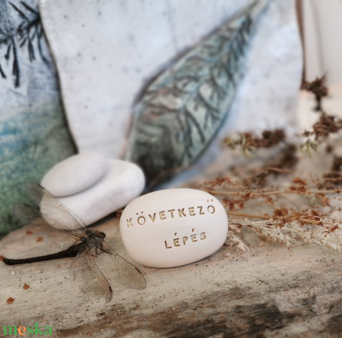 KÖVETKEZŐ LÉPÉS - Kerámia Varázskavics üzenettel, motivációs felirattal - esküvő - emlék & ajándék - köszönőajándék - Meska.hu