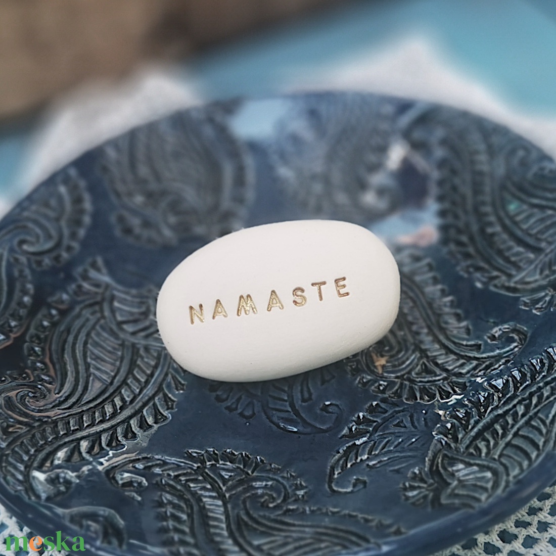 NAMASTE - Kerámia Varázskavics üzenettel, motivációs felirattal - otthon & életmód - dekoráció - asztal és polc dekoráció - kavics & kő - Meska.hu