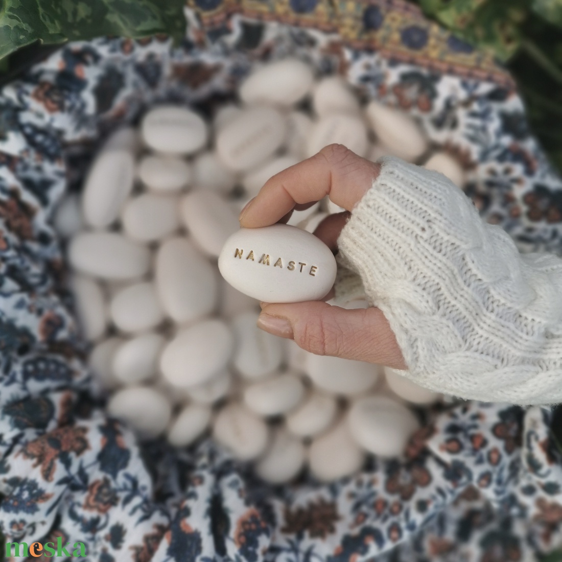 NAMASTE - Kerámia Varázskavics üzenettel, motivációs felirattal - otthon & életmód - dekoráció - asztal és polc dekoráció - kavics & kő - Meska.hu