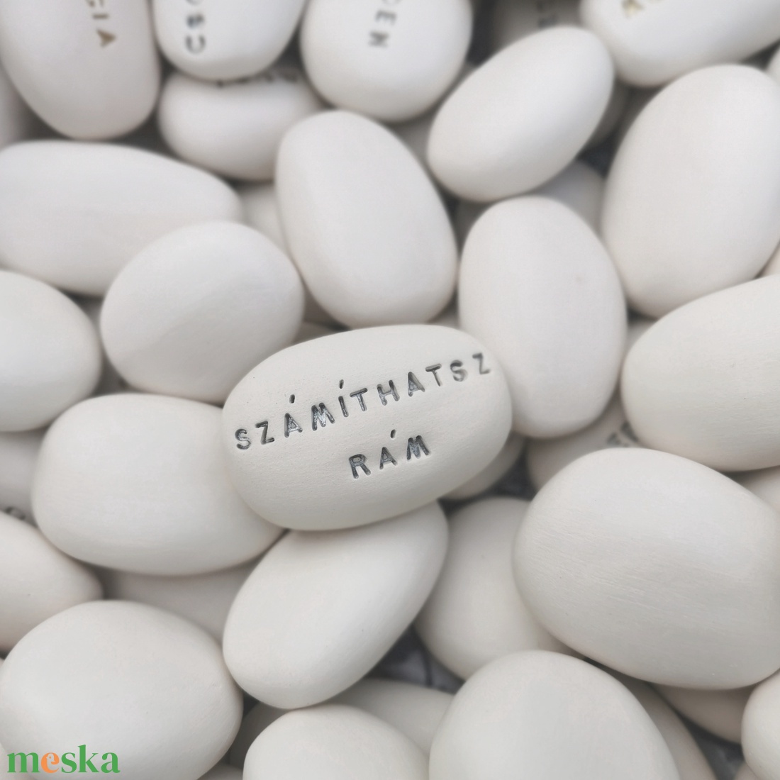 SZÁMÍTHATSZ RÁM - Kerámia Varázskavics üzenettel, motivációs felirattal - esküvő - emlék & ajándék - köszönőajándék - Meska.hu