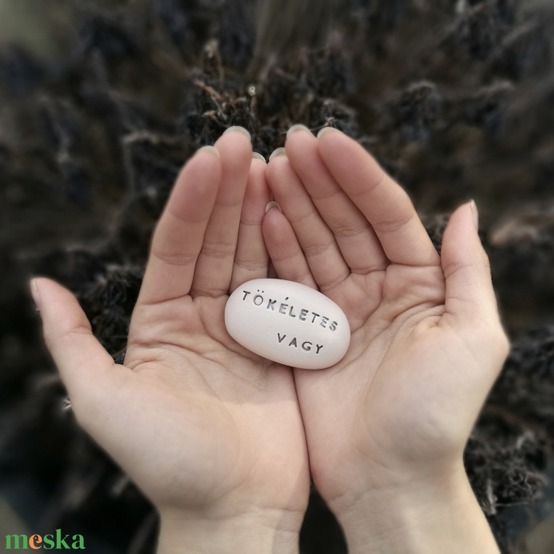 TÖKÉLETES VAGY - Kerámia Varázskavics kedves üzenetekkel, motivációkkal - esküvő - emlék & ajándék - nászajándék - nászajándék gyűjtők - Meska.hu