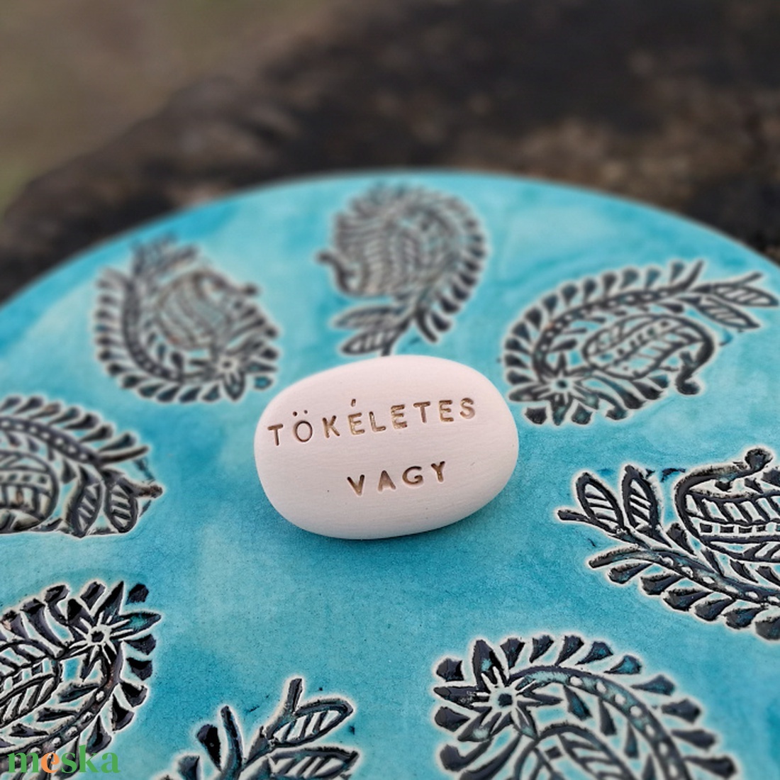 TÖKÉLETES VAGY - Kerámia Varázskavics kedves üzenetekkel, motivációkkal - esküvő - emlék & ajándék - nászajándék - nászajándék gyűjtők - Meska.hu